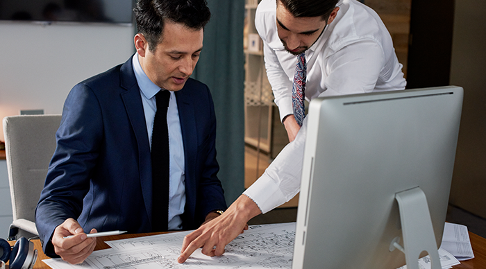A associate is explaining about project to his manager