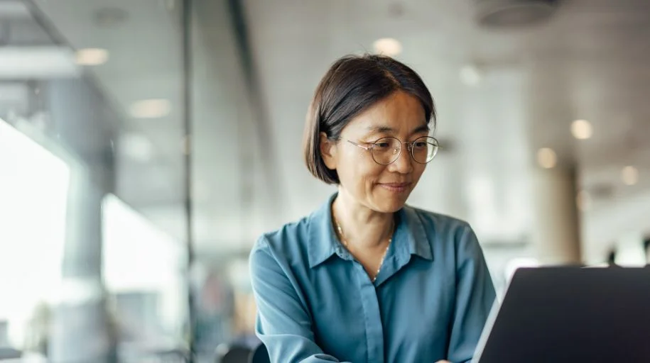 woman working in laptop